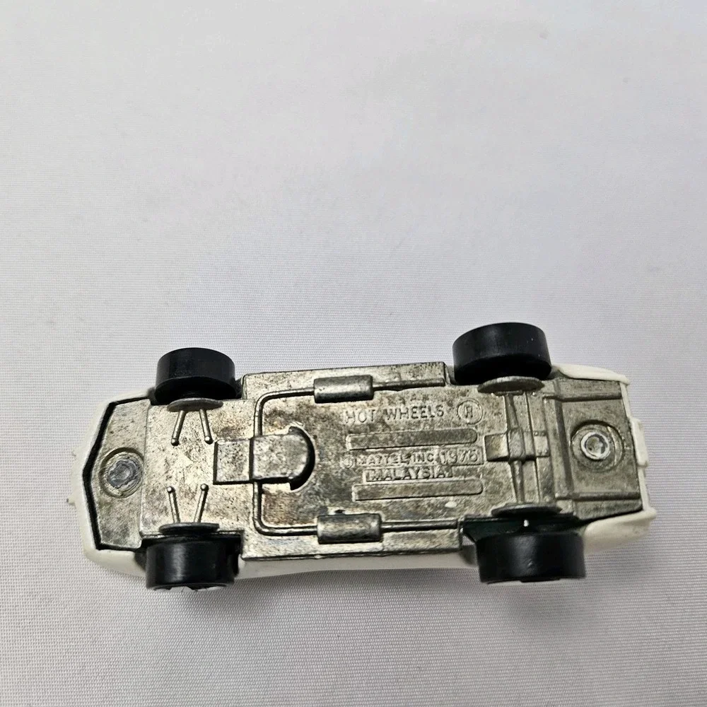 Vintage 1975 Hot Wheels Corvette Stingray Pearl White Malaysia Diecast 1:64
